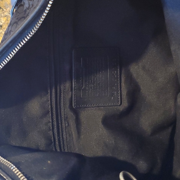Black signature coach shoulder bag - Picture 8 of 8